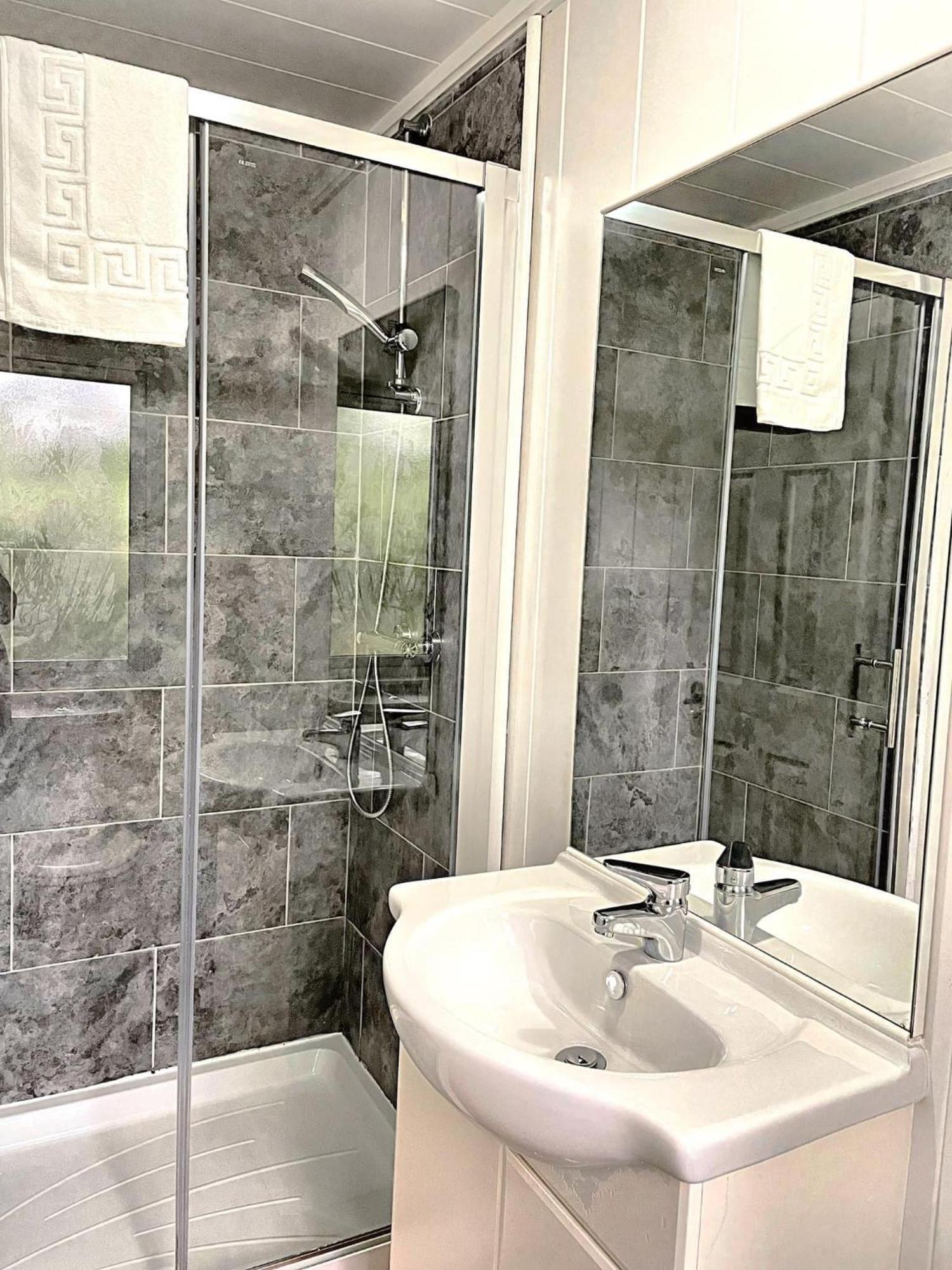 Woodland View -Hot Tub-Tenby-Carmarthen-Сейнт Клиърс Екстериор снимка